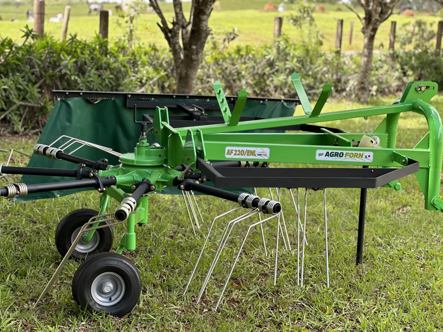 Ancinho Enleirador AF320/8 e AF220/8